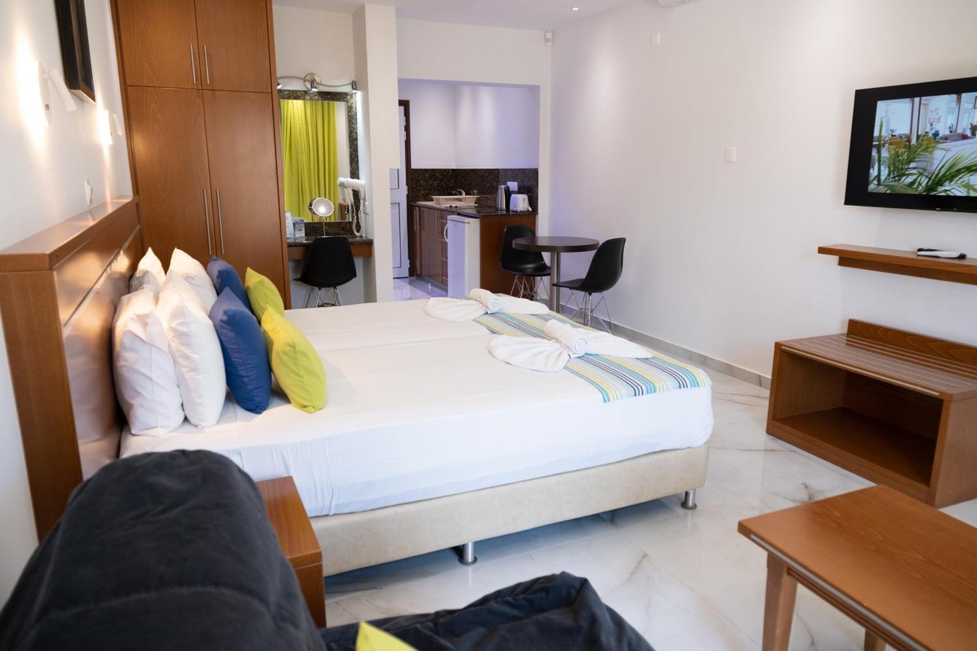 Loutsiana Deluxe Apts 아이아 나파 객실 사진